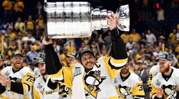 Sidney Crosby dvíha Stanley Cup.