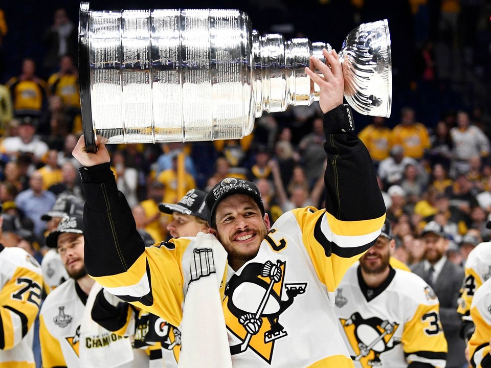 Sidney Crosby dvíha Stanley Cup.