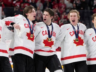 Hokejisti Kanady so zlatými medailami na krku.