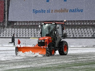 Traktor odhŕňa sneh pred zápasom Trenčín - Podbrezová.