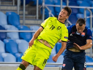 Adam Hložek (Česko) a Lukáš Štetina (Slovensko) v zápase Ligy národov 2020/2021.