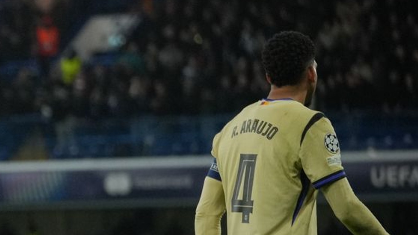 Ronald Araujo odchádza z ihriska po tom, čo videl červenú kartu v zápase s Chelsea.