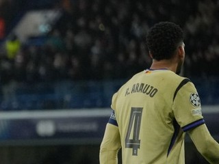 Ronald Araujo odchádza z ihriska po tom, čo videl červenú kartu v zápase s Chelsea.