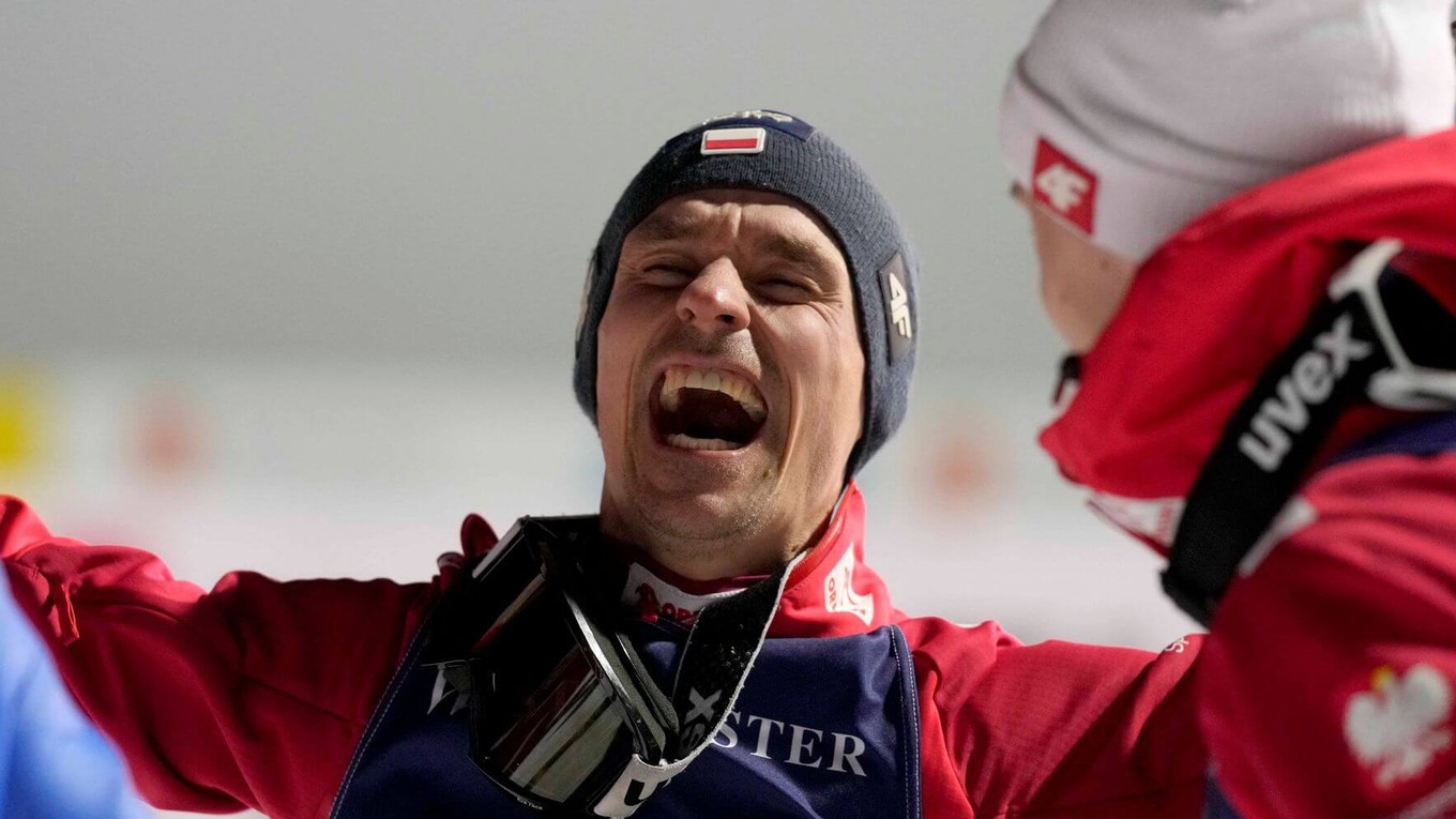 Poľský skokan na lyžiach Piotr Zyla po triumfe na MS 2023. 