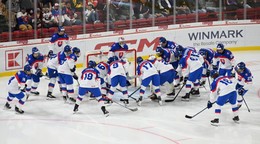 Na snímke hráči Slovenska pred začiatkom hokejového zápasu.