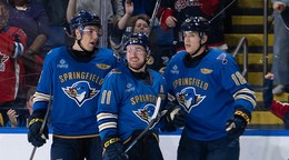 Juraj Pekarčík (vpravo) oslavuje gól so spoluhráčmi