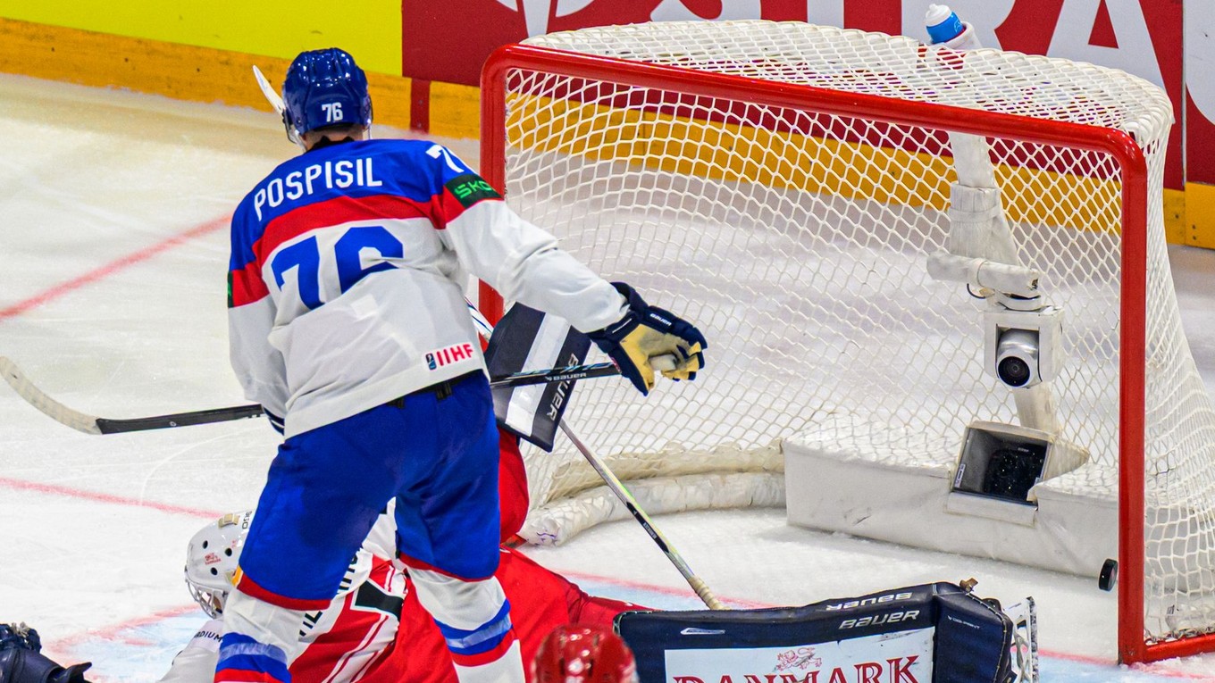 Martin Pospíšil strieľa gól v zápase Slovensko - Dánsko na MS v hokeji 2026.