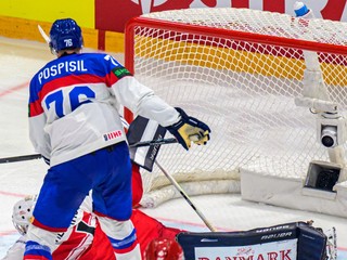 Martin Pospíšil strieľa gól v zápase Slovensko - Dánsko na MS v hokeji 2026.