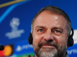 Hansi Flick počas tlačovej konferencie.