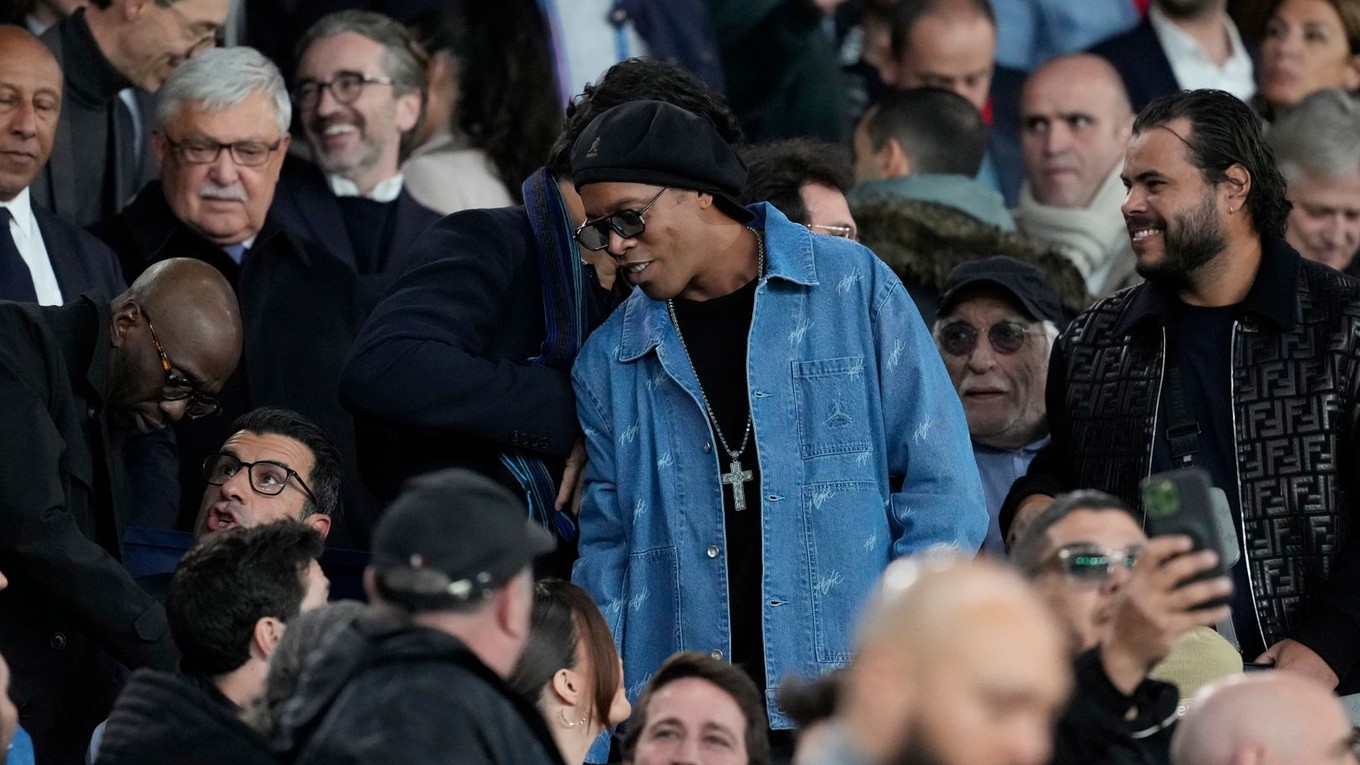 Ronaldinho (v strede).