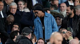 Ronaldinho (v strede).