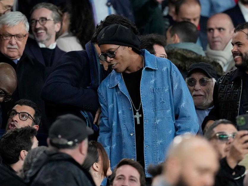 Ronaldinho (v strede).