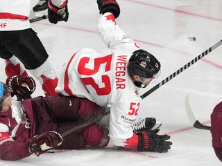 MacKenzie Weegar v zápase proti Lotyšsku na MS v hokeji 2023.