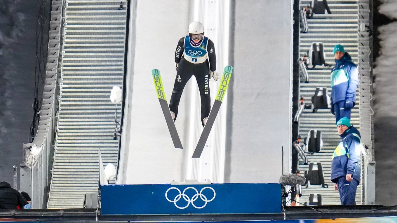 ONLINE: Skokanka na lyžiach Kira Mária Kapustíková dnes ide preteky na veľkom mostíku na ZOH 2026.
