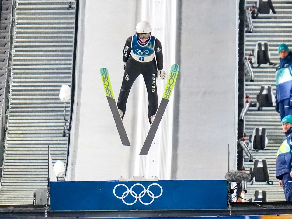 ONLINE: Skokanka na lyžiach Kira Mária Kapustíková dnes ide preteky na veľkom mostíku na ZOH 2026.