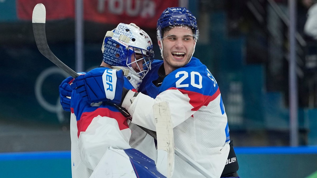 Samuel Hlavaj a Juraj Slafkovský po zápase Švédsko - Slovensko na ZOH 2026.