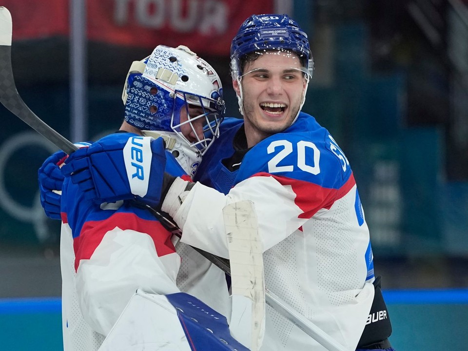 Samuel Hlavaj a Juraj Slafkovský po zápase Švédsko - Slovensko na ZOH 2026.