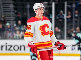 Samuel Honzek v drese Calgary Flames.