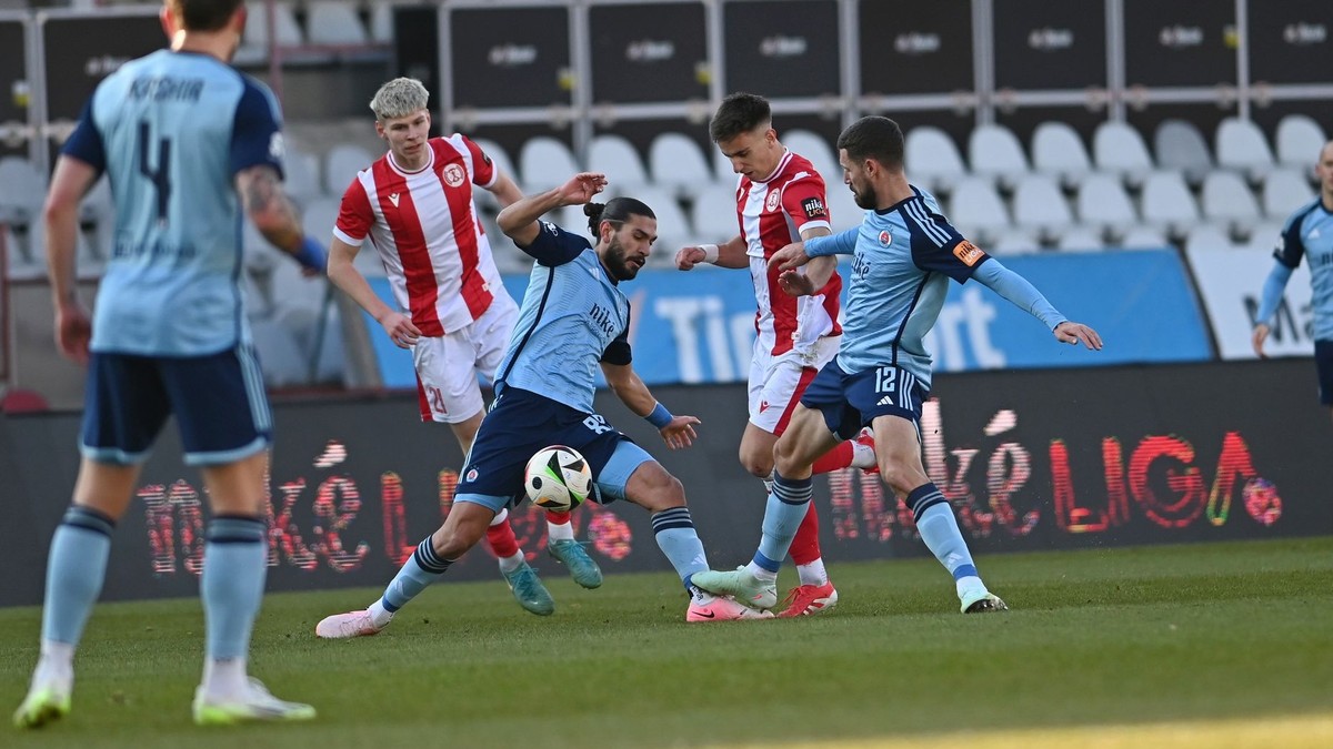 Artur Gajdoš (20) v zápase AS Trenčín 1:1 ŠK Slovan Bratislava.