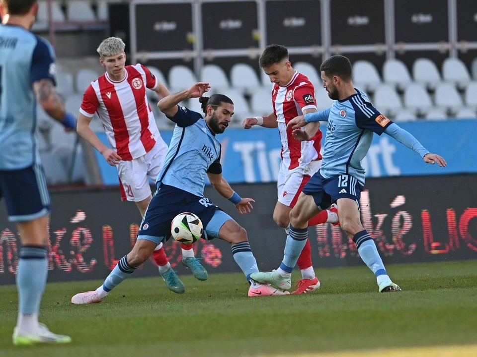 Artur Gajdoš (20) v zápase AS Trenčín 1:1 ŠK Slovan Bratislava.