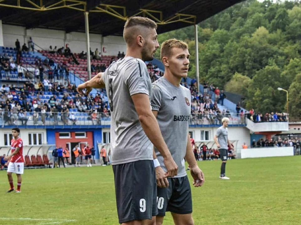 Vpravo Štefan Košč v drese FK Gerlachov.