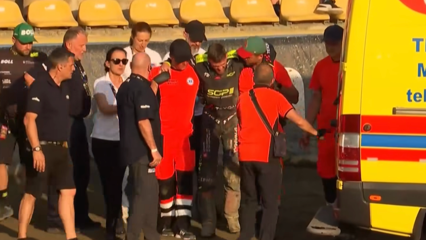 Martina Vaculíka nakladajú do sanitky po páde v Chorzowe. 