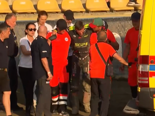 Martina Vaculíka nakladajú do sanitky po páde v Chorzowe.