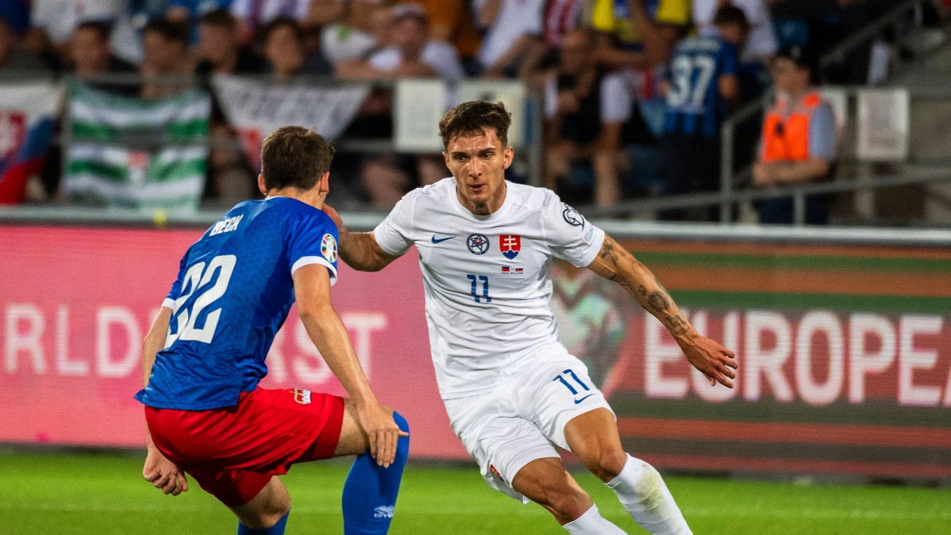 Na snímke zľava Niklas Beck (Lichtenštajnsko) a Dávid Ďuriš v zápase Lichtenštajnsko - Slovensko v kvalifikácii EURO 2024.