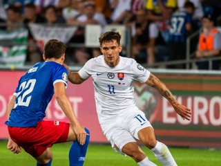 Na snímke zľava Niklas Beck (Lichtenštajnsko) a Dávid Ďuriš v zápase Lichtenštajnsko - Slovensko v kvalifikácii EURO 2024.