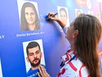 Danka Barteková sa podpisuje na stenu olympionikov v Slovenskom dome.