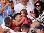 Novak Djokovič s dcérkou Tarou po víťaznom finále na OH 2024 v Paríži proti Carlosovi Alcarazovi. 