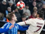 Serge Gnabry (Bayern) a Jurij Medveděv (Slovan)v súboji o loptu počas zápasu Ligy majstrov vo futbale Bayern Mníchov - Slovan Bratislava v Mníchove.