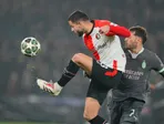 Slovenský futbalista v drese Feyenoordu Rotterdam Dávid Hancko (vľavo) a hráč AC Miláno Santiago Gimenez bojujú o loptu