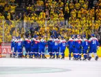 Slovenskí hokejisti po prehre so Švédskom.