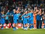 Slovenskí futbalisti sa lúčia s fanúšikmi po zápase Slovensko - Rumunsko na EURO U21. 