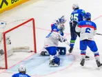 Brankár Adam Gajan inkasuje gól proti Slovinsku na 4:4 na MS v hokeji 2026.