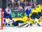 Marek Hvirík strieľa gól proti Švédsku na MS v hokeji 2026.