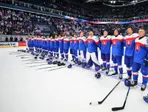 Slovenskí hokejisti počas hymny po zápase Slovensko - Nórsko na MS 2026 v hokeji.