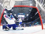 Brankár Adam Gajan inkasuje štvrtý gól v 60. minúte zápasu Slovensko - Slovinsko. Slováci vyhrali na MS 2026 aj tretí súboj, ale až po nájazdoch.