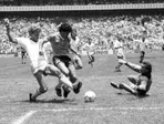 Diego Maradona strieľa svoj druhý gól v zápase Anglicko - Argentína na MS 1986 v Mexiku.