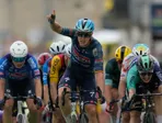 Tim Merlier oslavuje víťazstvo na Tour de France 2026.