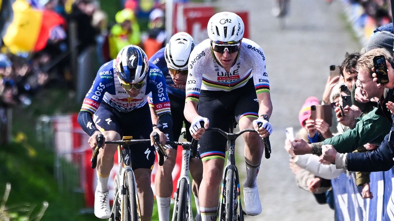 Tadej Pogačar (vpredu) počas pretekov Okolo Flámska 2026.