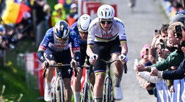 Tadej Pogačar (vpredu) počas pretekov Okolo Flámska 2026.