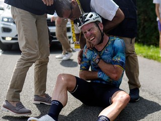 Mark Cavendish po páde odstúpil z Tour de France 2023. 