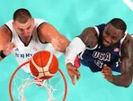 Srbský basketbalista Nikola Jokič (vľavo) a Američan LeBron James na OH 2024.