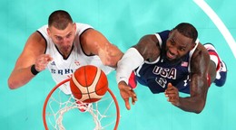 Srbský basketbalista Nikola Jokič (vľavo) a Američan LeBron James na OH 2024.