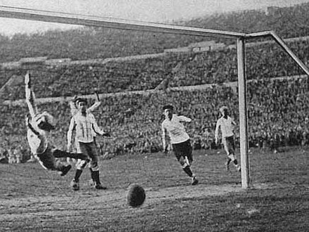 Uruguajčan Héctor Castro strieľa gól v zápase Uruguaj - Argentína vo finále MS vo futbale 1930.