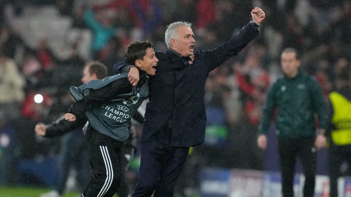 Tréner Benficy Lisabon José Mourinho sa teší po víťazstve nad Realom Madrid. 