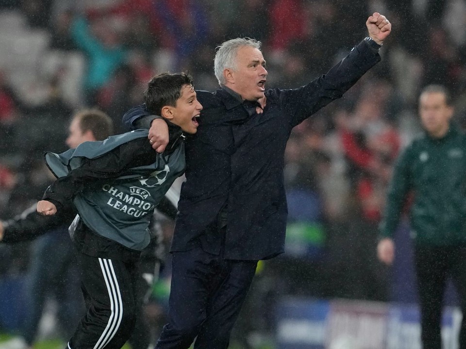 Tréner Benficy Lisabon José Mourinho sa teší po víťazstve nad Realom Madrid. 