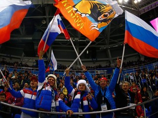 Hokejoví fanúšikovia s ruskými vlajkami na zimných hrách v Soči 2014. 